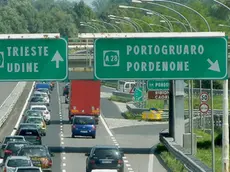 Incidente tra furgone e auto sulla A4