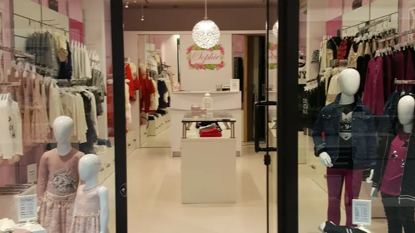 Il negozio in cui è avvenuto il furto