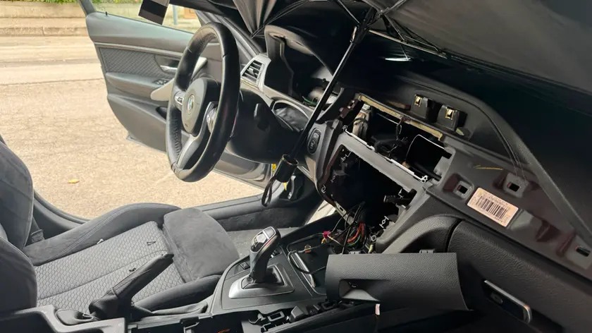 Ciò che resta della Bmw smontata dai ladri ad Abano