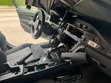 Ciò che resta della Bmw smontata dai ladri ad Abano