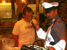 Un automobilista sottoposto ad un alcol test da parte di una pattuglia dei carabinieri