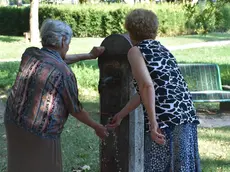 Anziani e caldo, l’allarme del geriatra: «Il fisico non riesce più a recuperare»