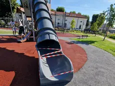 Lo scivolo vandalizzato al Parco dell'Ascolto
