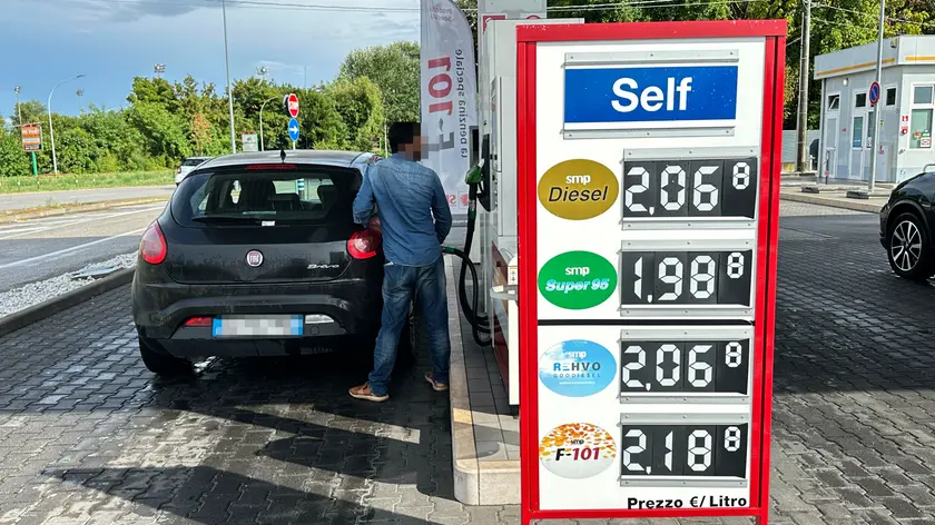 Rimangono alti i prezzi per i carburanti