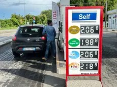 Rimangono alti i prezzi per i carburanti