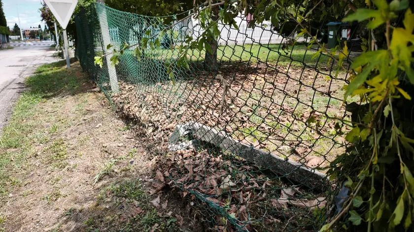 Il muretto in cemento abbattuto in via Andreon