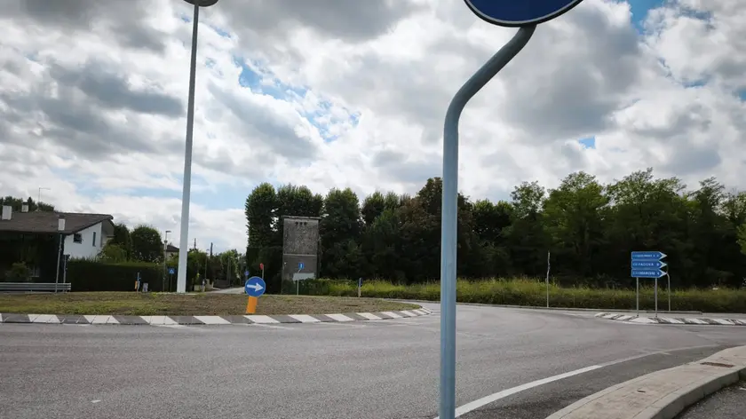 A destra la strada che arriva da Cadoneghe. L'auto inseguita ha svoltato a destra in via Andreon abbattendo un palo e colpendo un muretto in cemento