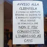 Il cartello fuori dal negozio