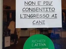 Il cartello fuori dal negozio