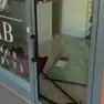 La porta completamente distrutta