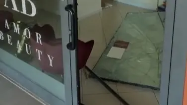 La porta completamente distrutta