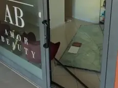 La porta completamente distrutta