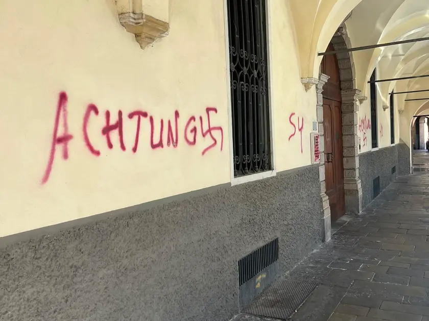 Una delle scritte in via Altinate
