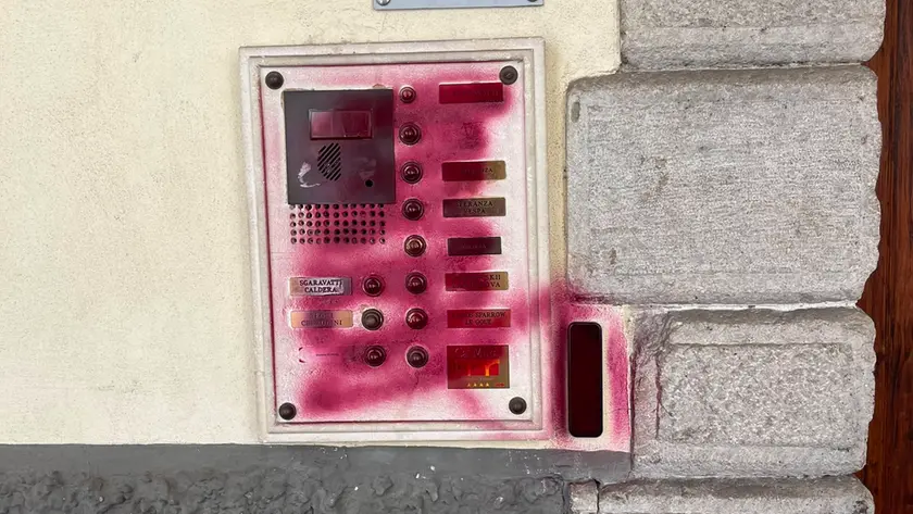 Uno degli atti vandalici commessi in via Altinate