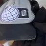 Il cappellino rovinato dall'acido