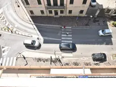 Nella parte bassa della foto si vede la tenda da sole che ha attutito la caduta della bimba