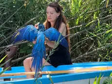 Erika Tamas con il pappagallo Dex salvato lungo il Sile