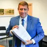Daniele Canella mentre deposita le 512 firme a sostegno della candidatura