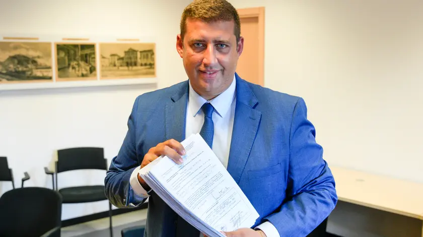 Daniele Canella mentre deposita le 512 firme a sostegno della candidatura