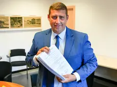 Daniele Canella mentre deposita le 512 firme a sostegno della candidatura