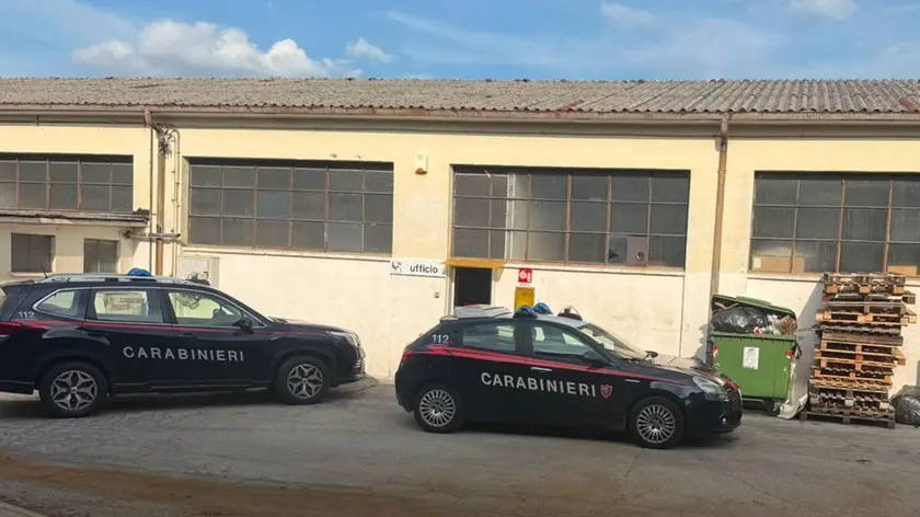 In alto i carabinieri alla DiGlass di Piombino Dese