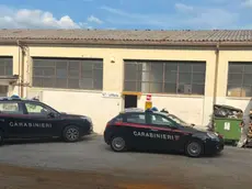 In alto i carabinieri alla DiGlass di Piombino Dese