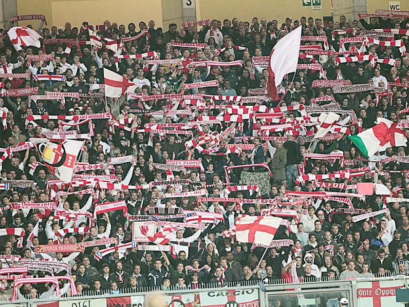 Euganeo sold out per il derby contro l'Hellas Verona (foto d'archivio)