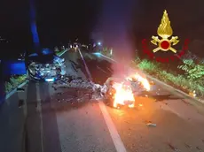 La moto a fuoco lungo la Sp89 (foto vigili del fuoco)