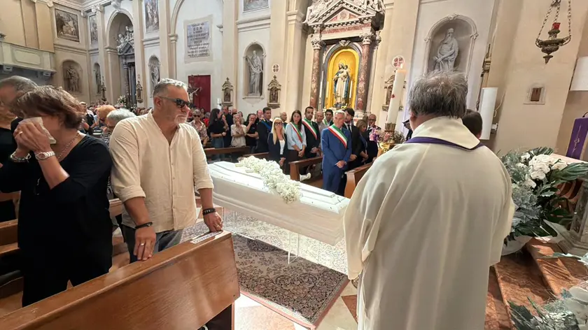 Un momento del funerale (foto Pòrcile)