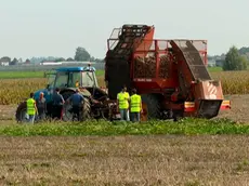 Morto schiacciato dalla macchina agricola a 59 anni