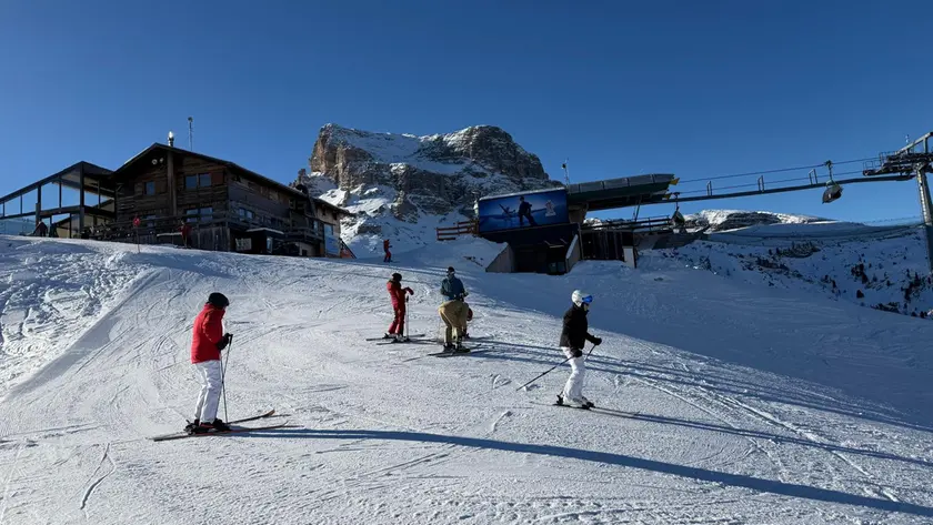 Un gruppo di sciatori stranieri lungo le piste del comprensorio 5 Torria Cortina d’Ampezzo durante la scorsa stagione
