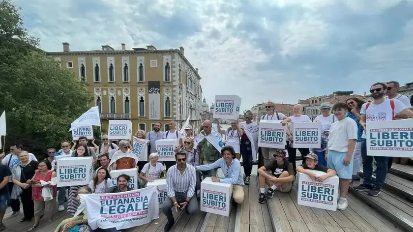 Una manifestazione a sostegno del suicidio assistito