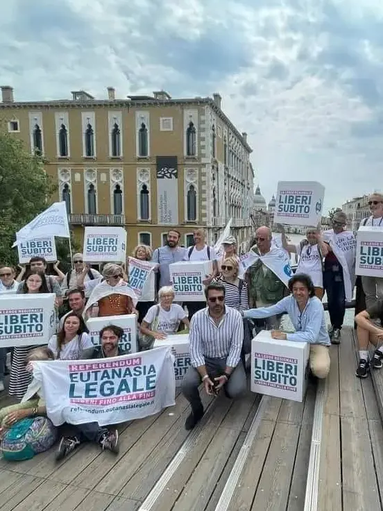 Una manifestazione a sostegno del suicidio assistito