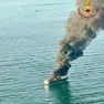 Lo yacht a fuoco (foto vigili del fuoco)