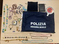 Alcuni dei gioielli rubati all'anziana