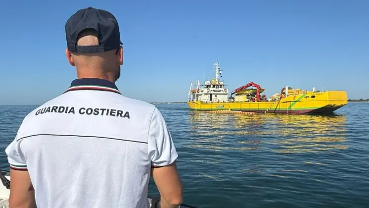 L'intervento di bonifica della Guardia Costiera