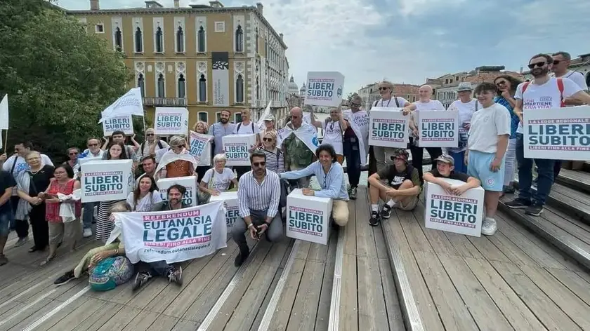 I volontari dell’associazione Coscioni sul ponte dell’Accademia a Venezia per una manifestazione