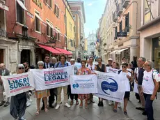 Gli attivisti dell'associazione Luca Coscioni con Marco Cappato a Venezia