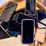L'invito degli sposi e alcuni smartphone lasciati fuori dalla festa di nozze