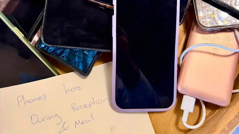 L'invito degli sposi e alcuni smartphone lasciati fuori dalla festa di nozze