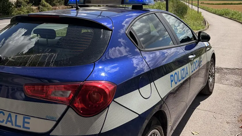 La vettura della polizia locale durante un servizio