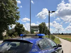 La vettura della polizia locale durante un servizio