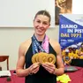 Amy Hunt con al collo le medaglie conquistate agli europei di atletica leggera di Birmingham