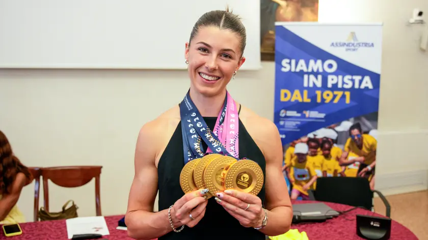 Amy Hunt con al collo le medaglie conquistate agli europei di atletica leggera di Birmingham