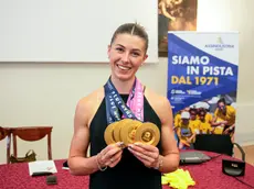 Amy Hunt con al collo le medaglie conquistate agli europei di atletica leggera di Birmingham