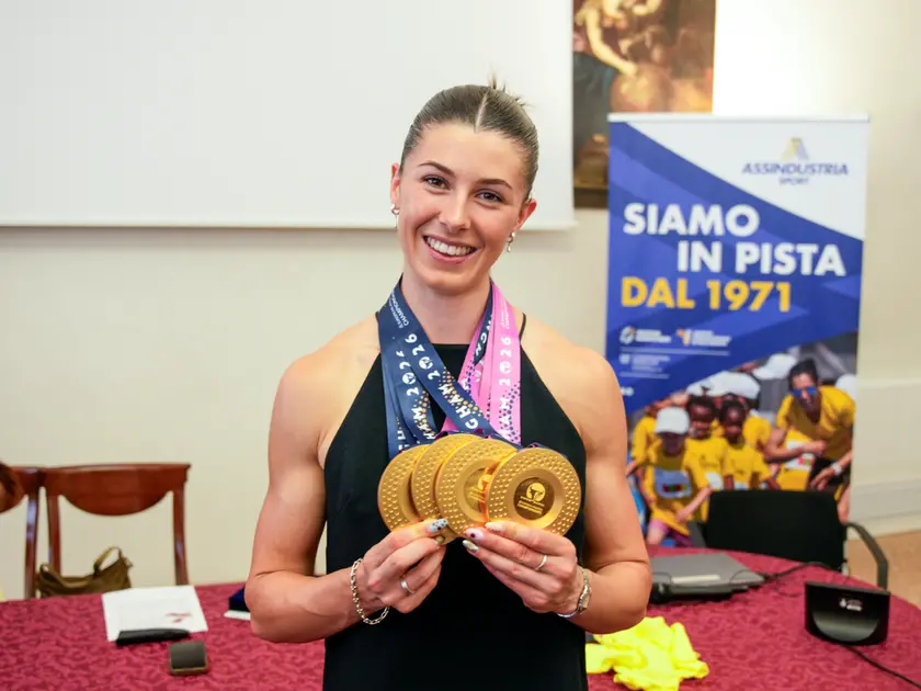 Amy Hunt con al collo le medaglie conquistate agli europei di atletica leggera di Birmingham