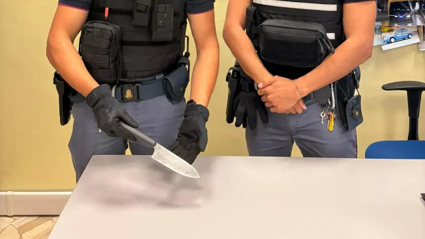 Il coltello sequestrato dalla polizia