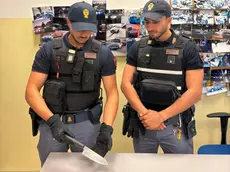 Il coltello sequestrato dalla polizia