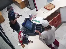 I frame della rapina in pizzeria