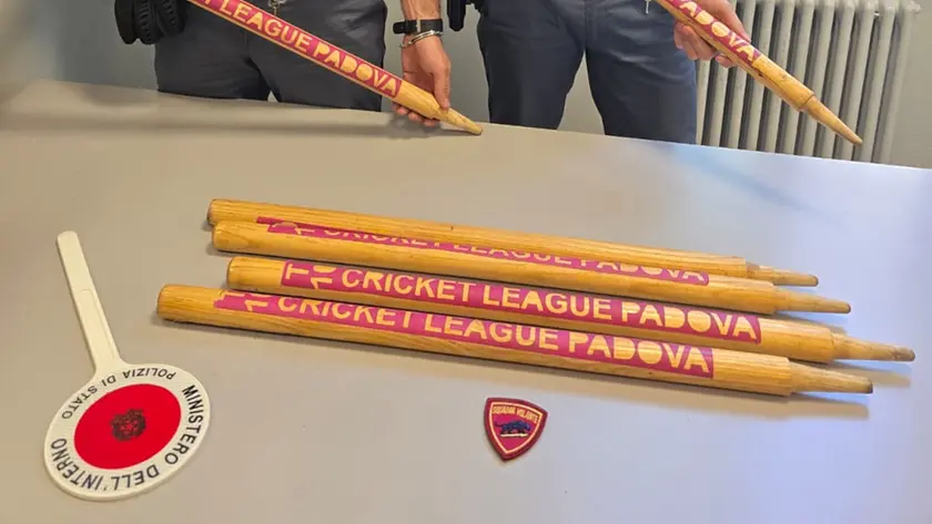 Le mazze da cricket sequestrate dalla polizia